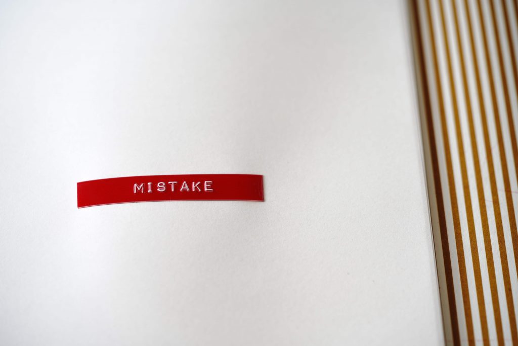 Napis „mistake”