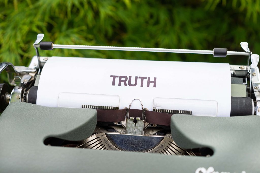 Maszyna do pisania z tekstem „truth”
