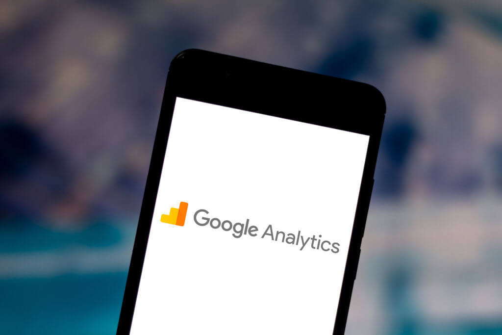 Logo Google Analytics na ekranie telefonu